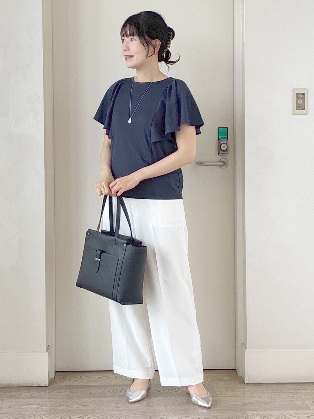 ブルー系のTシャツ/カットソー、ホワイト系のその他パンツ、ブルー系のテーラードジャケットを着用したレディースの夏コーディネートの5枚目の写真