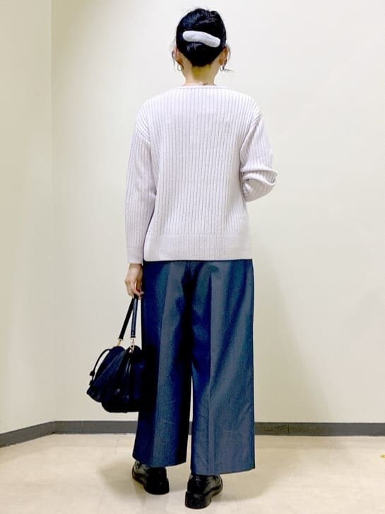 グレー系のニット/セーター、グリーン系のブルゾン、ブルー系のその他パンツを着用したレディースの冬コーディネートの3枚目の写真