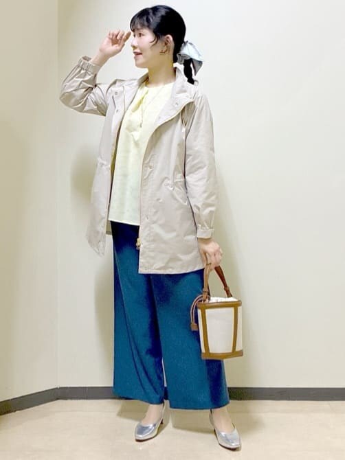 イエロー系のシャツ/ブラウス、シルバー系のパンプス、ブルー系のその他パンツを着用したレディースの冬コーディネートの6枚目の写真