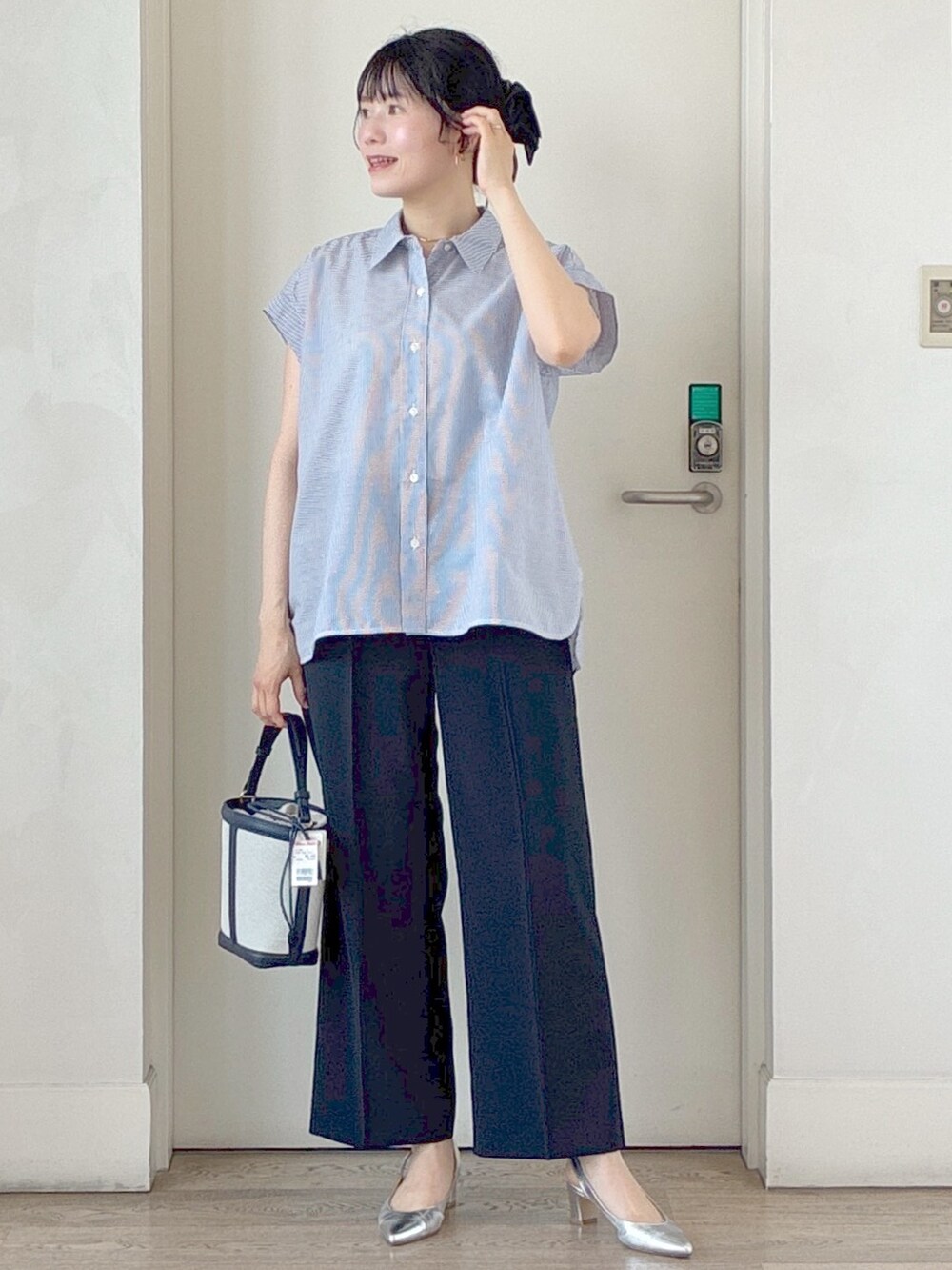 ブルー系のシャツ/ブラウス、ブルー系のその他パンツ、ブルー系のショルダーバッグを着用したレディースの夏コーディネートの6枚目の写真