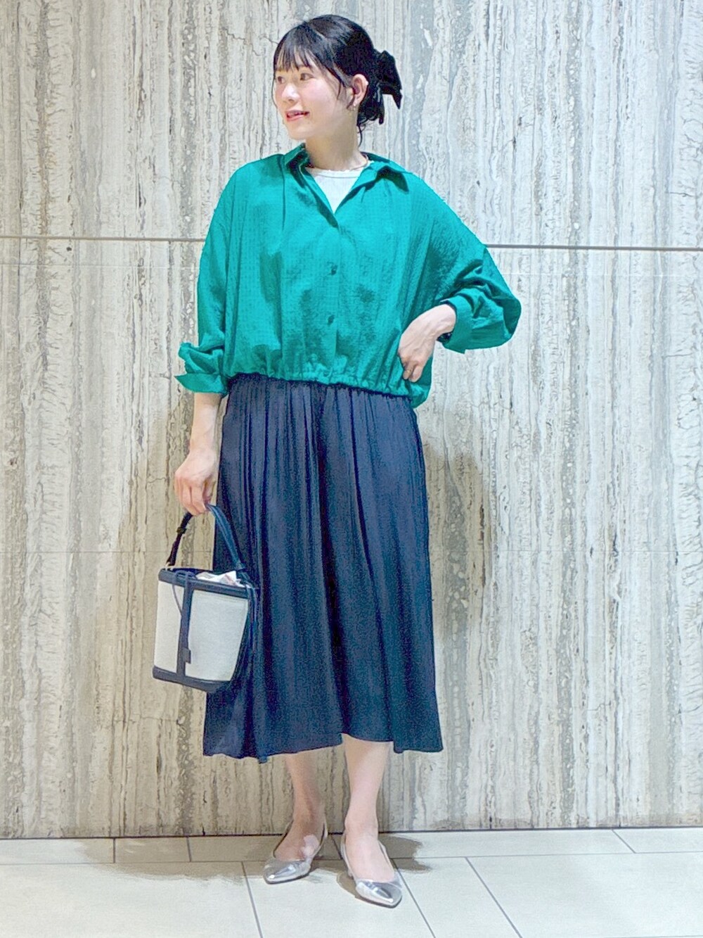 グリーン系のシャツ/ブラウス、ホワイト系のTシャツ/カットソー、ブルー系のその他パンツを着用したレディースの夏コーディネートの8枚目の写真