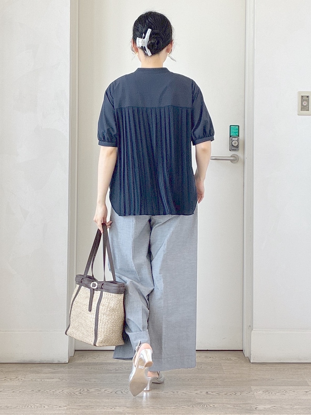 ブルー系のシャツ/ブラウス、ブラック系のその他パンツ、ホワイト系のカーディガン/ボレロを着用したレディースの夏コーディネートの3枚目の写真