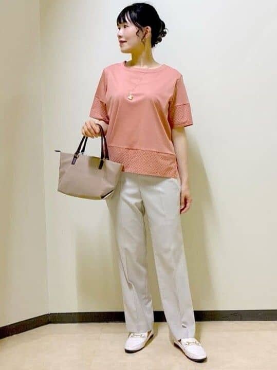 オレンジ系のTシャツ/カットソー、ベージュ系のその他パンツ、ベージュ系のトートバッグを着用したレディースの夏コーディネートの7枚目の写真
