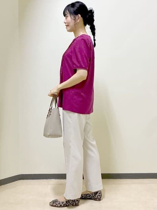 ピンク系のシャツ/ブラウス、ベージュ系のその他パンツ、ベージュ系のハンドバッグを着用したレディースの秋コーディネートの2枚目の写真