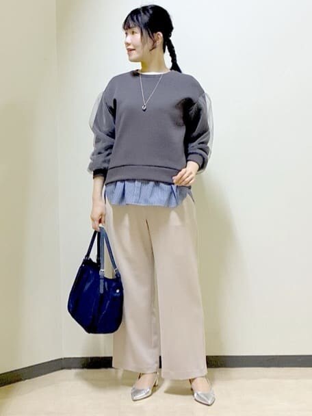 ベージュ系のその他パンツ、ブルー系のTシャツ/カットソー、ブルー系のその他パンツを着用したレディースの春コーディネートの9枚目の写真