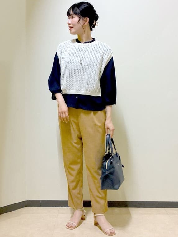 ブルー系のシャツ/ブラウス、ベージュ系のニット/セーター、イエロー系のその他パンツを着用したレディースの夏コーディネートの5枚目の写真