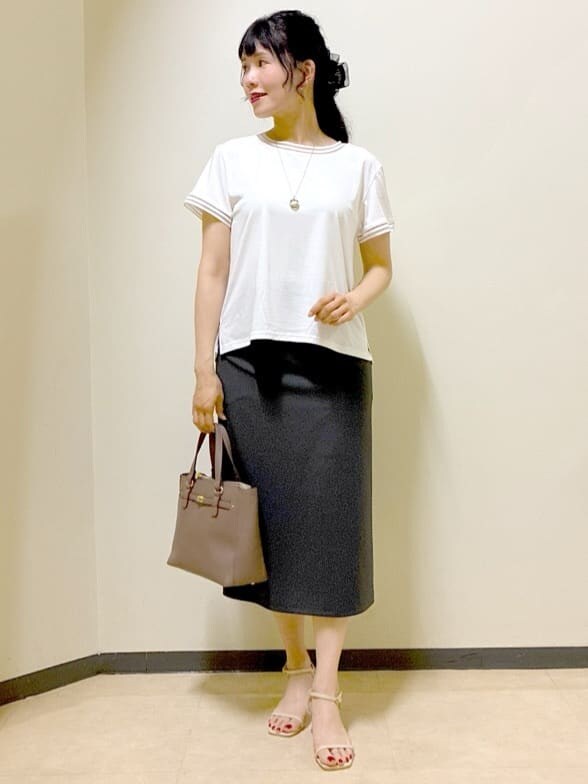 ホワイト系のTシャツ/カットソー、レッド系のカーディガン/ボレロ、グレー系のスカートを着用したレディースの秋コーディネートの7枚目の写真