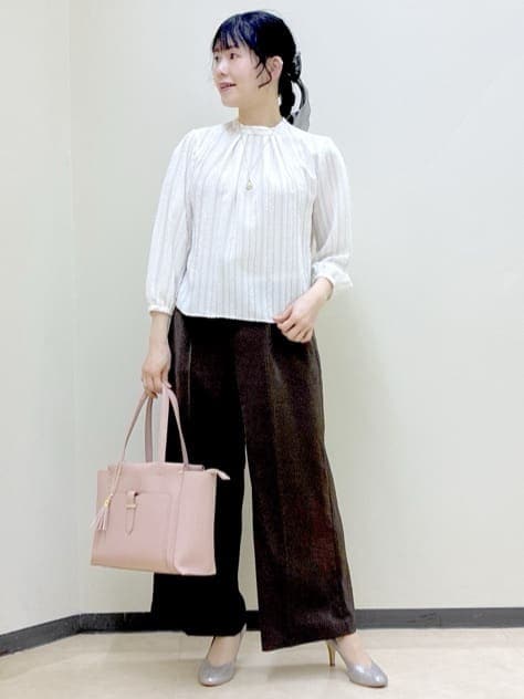グリーン系のノーカラージャケット、ブラウン系のその他パンツ、ホワイト系のシャツ/ブラウスを着用したレディースの春コーディネートの7枚目の写真