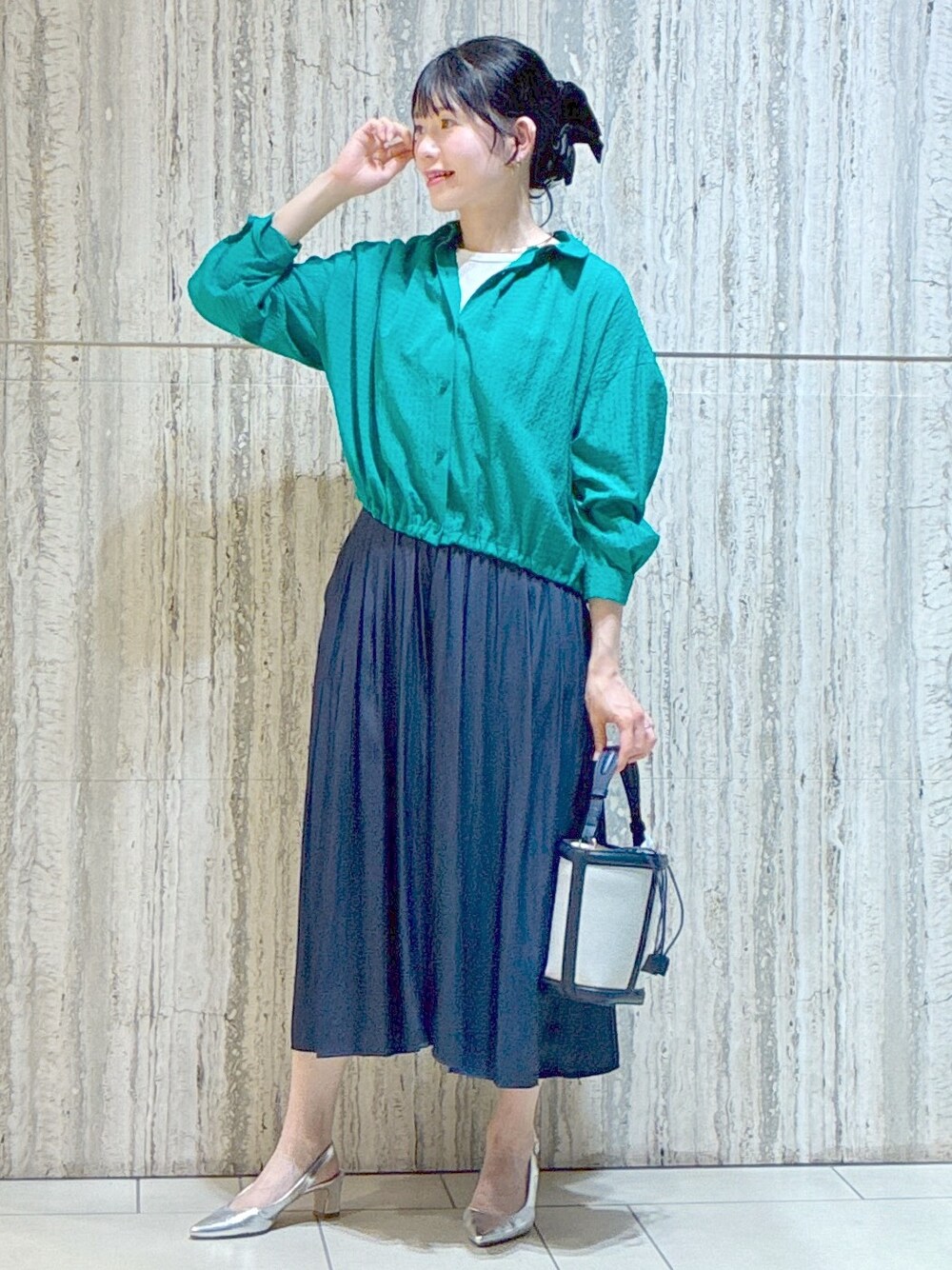 グリーン系のシャツ/ブラウス、ホワイト系のTシャツ/カットソー、ブルー系のその他パンツを着用したレディースの夏コーディネートの5枚目の写真