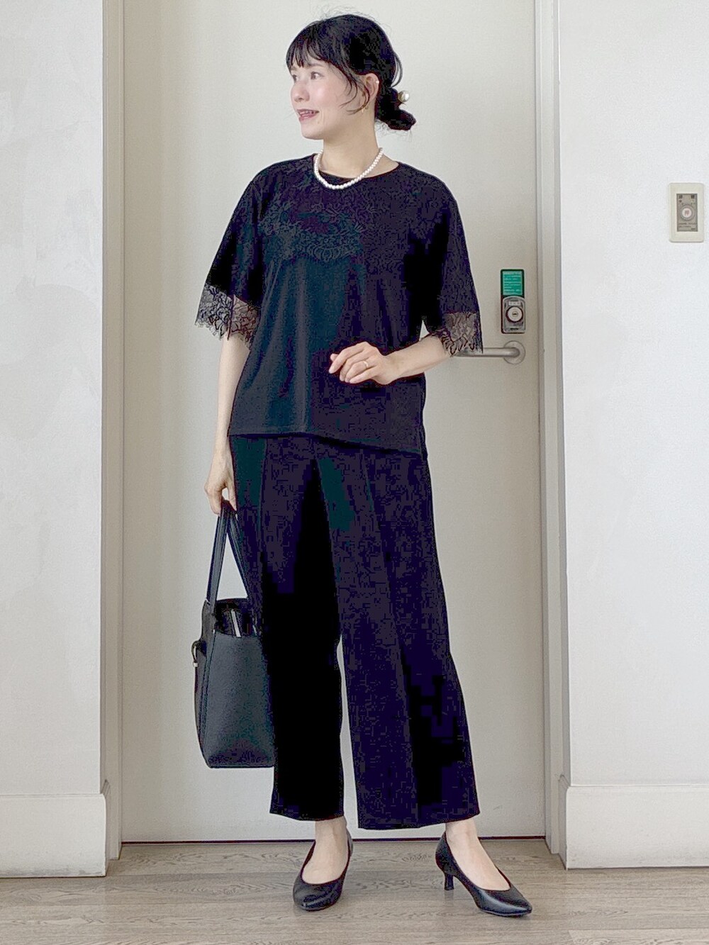 ブラック系のTシャツ/カットソー、ブラック系のその他パンツ、ブラック系のトートバッグを着用したレディースの夏コーディネートの10枚目の写真