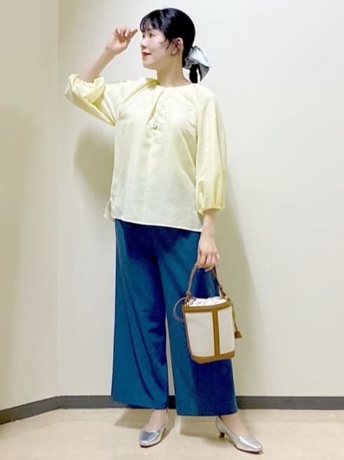 イエロー系のシャツ/ブラウス、シルバー系のパンプス、ブルー系のその他パンツを着用したレディースの冬コーディネートの8枚目の写真