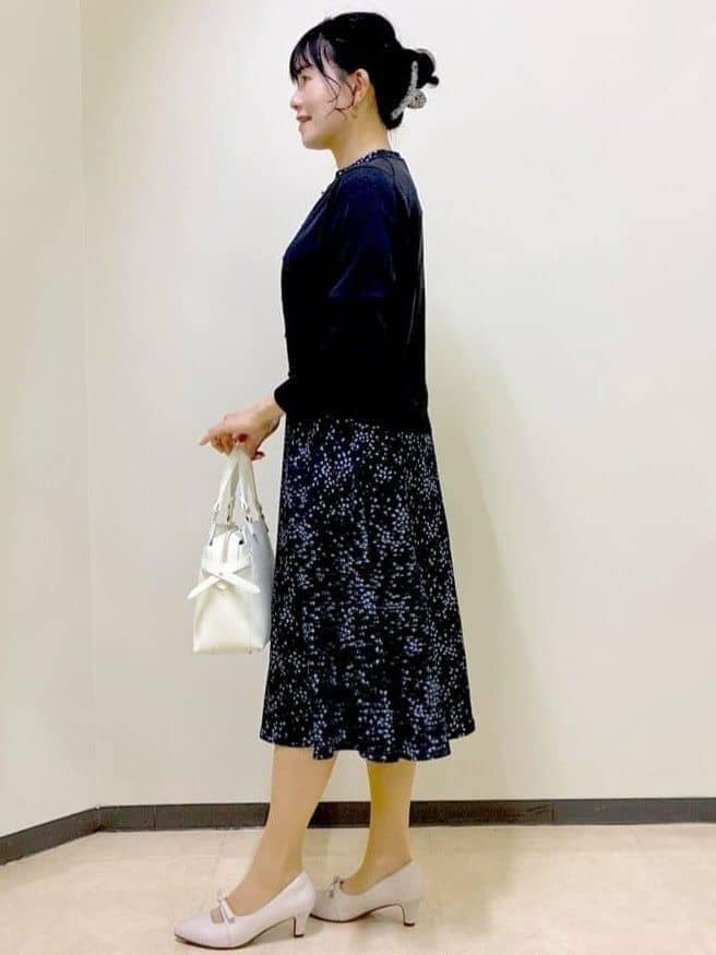 ブルー系のワンピース、ブルー系のカーディガン/ボレロ、ホワイト系のトートバッグを着用したレディースの春コーディネートの2枚目の写真
