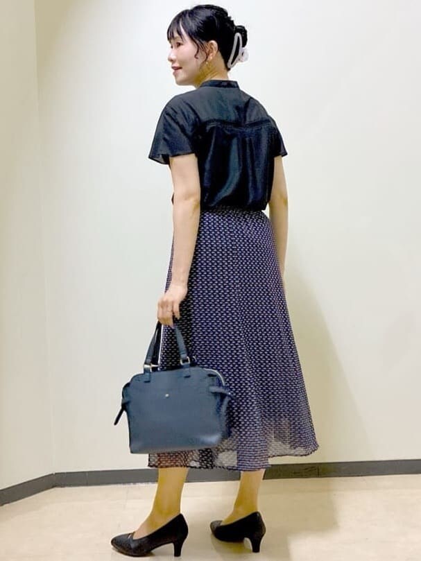 グレー系のカーディガン/ボレロ、ブラック系のシャツ/ブラウス、ブルー系のスカートを着用したレディースの夏コーディネートの10枚目の写真