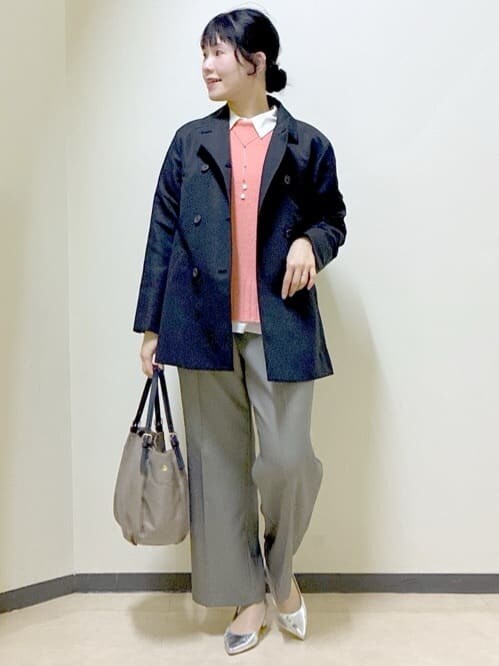 オレンジ系のニット/セーター、ホワイト系のシャツ/ブラウス、ベージュ系のその他パンツを着用したレディースの春コーディネートの9枚目の写真