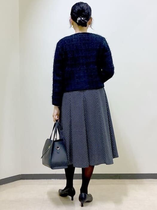 ブラック系のカーディガン/ボレロ、グレー系のワンピース、ブラック系のボストンバッグを着用したレディースの冬コーディネートの3枚目の写真