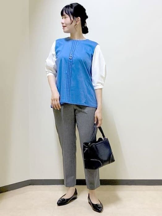 ブルー系のTシャツ/カットソー、ブラック系のその他パンツ、ブラック系のカーディガン/ボレロを着用したレディースの秋コーディネートの6枚目の写真