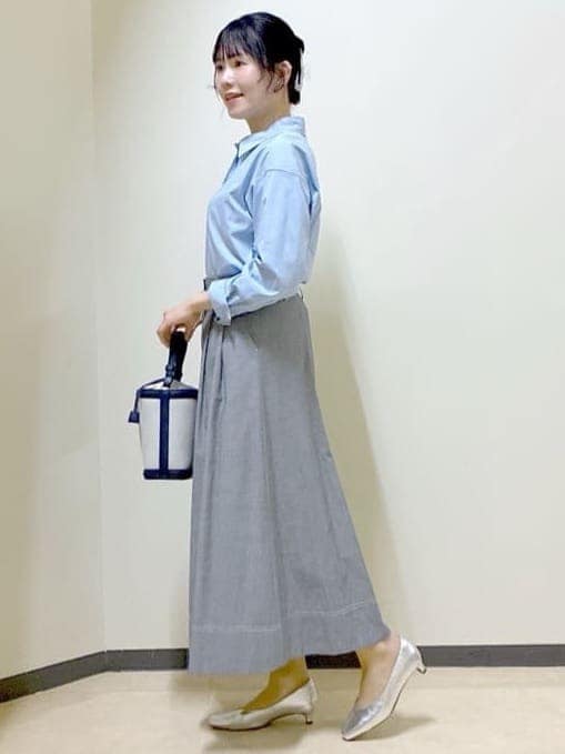 ブルー系のニット/セーター、ブルー系のシャツ/ブラウス、ブラック系のスカートを着用したレディースの春コーディネートの10枚目の写真