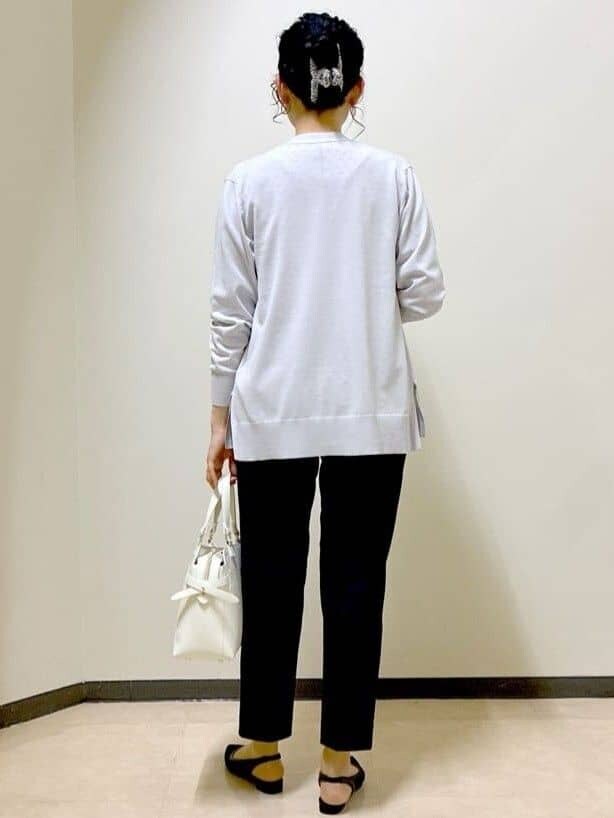グレー系のカーディガン/ボレロ、ブラック系のその他パンツ、ホワイト系のトートバッグを着用したレディースの春コーディネートの3枚目の写真
