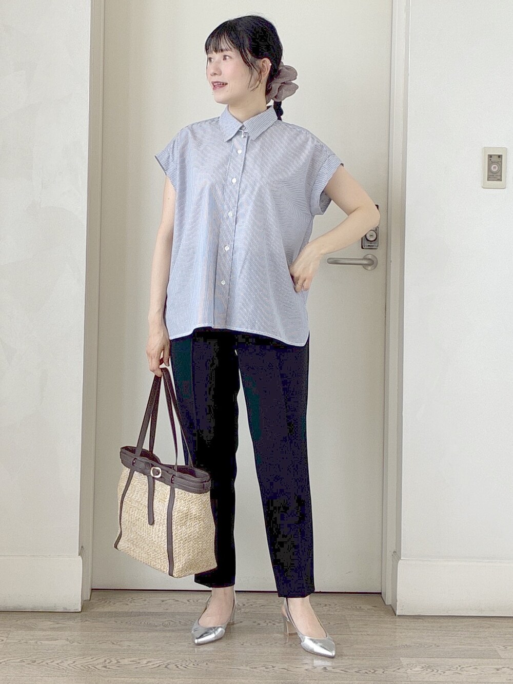 ブルー系のシャツ/ブラウス、ブラック系のその他パンツ、イエロー系のトートバッグを着用したレディースの夏コーディネートの7枚目の写真