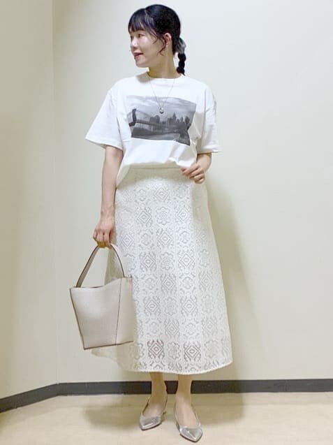 ブラウン系のブルゾン、ホワイト系のスカート、ホワイト系のTシャツ/カットソーを着用したレディースの春コーディネートの9枚目の写真