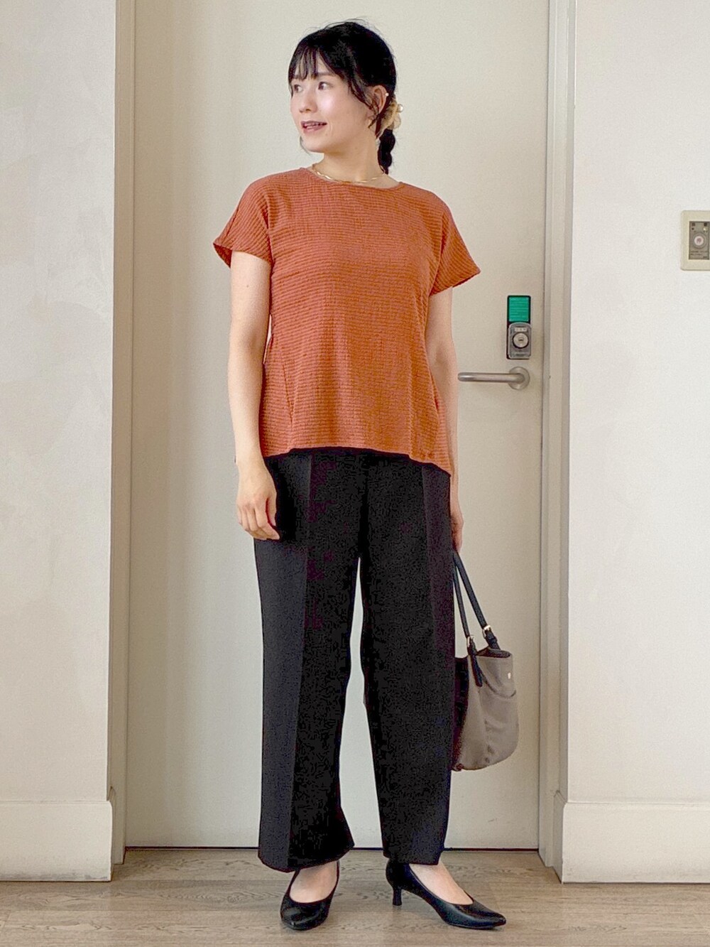 ホワイト系のシャツ/ブラウス、オレンジ系のTシャツ/カットソー、ブラウン系のその他パンツを着用したレディースの秋コーディネートの8枚目の写真