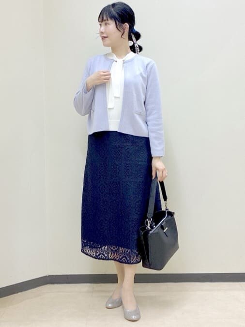 パープル系のカーディガン/ボレロ、ホワイト系のニット/セーター、ブルー系のスカートを着用したレディースの春コーディネートの7枚目の写真