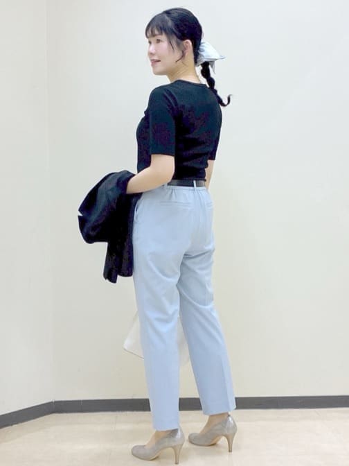 ホワイト系のシャツ/ブラウス、ブラック系のTシャツ/カットソー、ブルー系のシャツ/ブラウスを着用したレディースの冬コーディネートの4枚目の写真