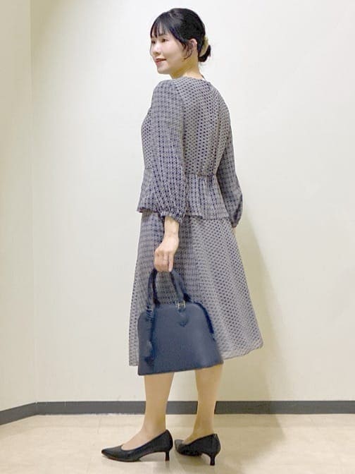 ブルー系のシャツ/ブラウス、ブルー系のスカート、ブルー系のノーカラージャケットを着用したレディースの冬コーディネートの4枚目の写真