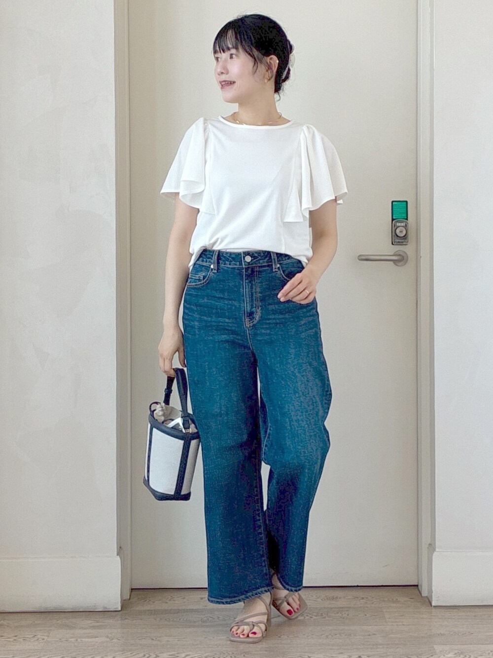 グリーン系のテーラードジャケット、ホワイト系のTシャツ/カットソー、ブルー系のデニムパンツを着用したレディースの夏コーディネートの9枚目の写真