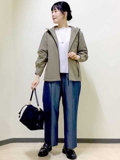 グリーン系のブルゾン、グレー系のニット/セーター、ブルー系のその他パンツを着用したレディースの冬コーディネートの6枚目の写真