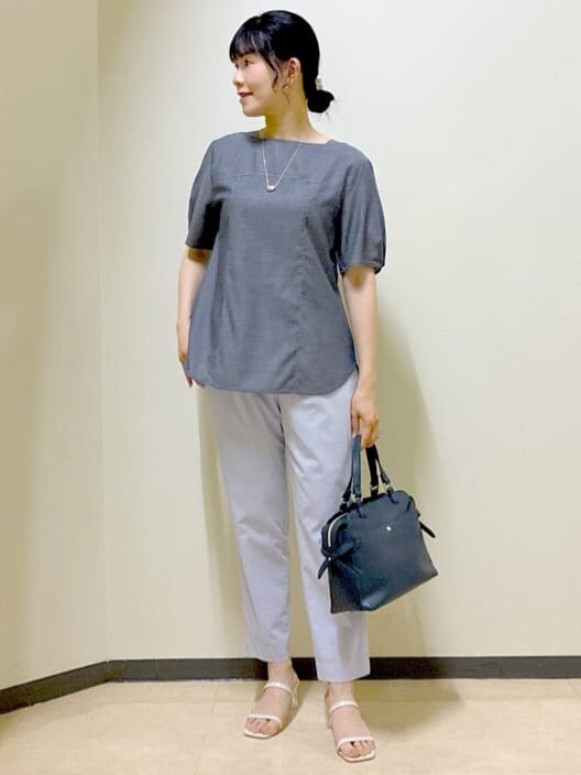 ブルー系のシャツ/ブラウス、パープル系のその他パンツ、ブラック系のその他パンツを着用したレディースの夏コーディネートの8枚目の写真