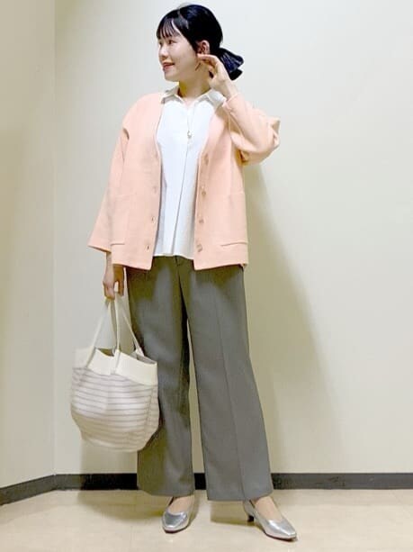 オレンジ系のカーディガン/ボレロ、ホワイト系のシャツ/ブラウス、ベージュ系のその他パンツを着用したレディースの春コーディネートの6枚目の写真