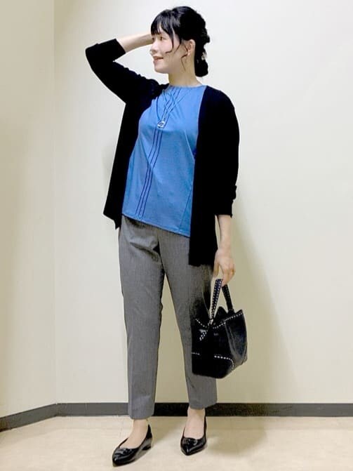 ブラック系のカーディガン/ボレロ、ブルー系のTシャツ/カットソー、ブラック系のその他パンツを着用したレディースの秋コーディネートの7枚目の写真