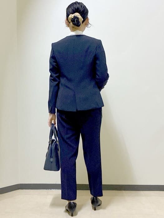 ブルー系のノーカラージャケット、ホワイト系のシャツ/ブラウス、ブルー系のその他パンツを着用したレディースの冬コーディネートの3枚目の写真