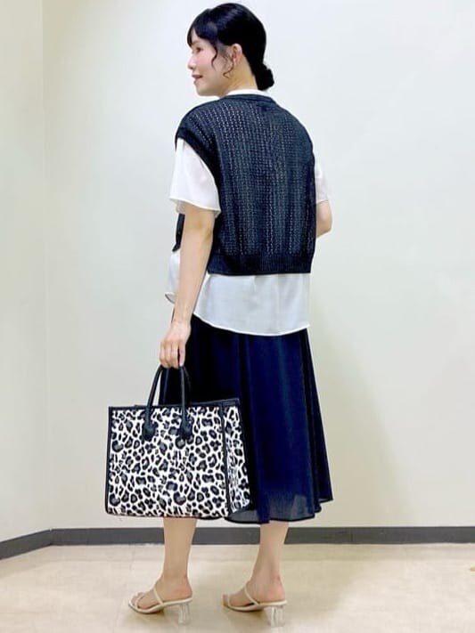 ベージュ系のシャツ/ブラウス、ブラック系のニット/セーター、ブルー系のスカートを着用したレディースの夏コーディネートの4枚目の写真