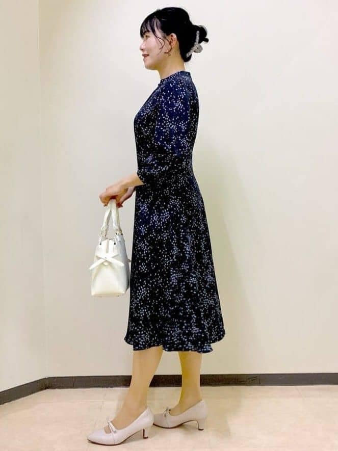 ブルー系のワンピース、ブルー系のカーディガン/ボレロ、ホワイト系のトートバッグを着用したレディースの春コーディネートの8枚目の写真