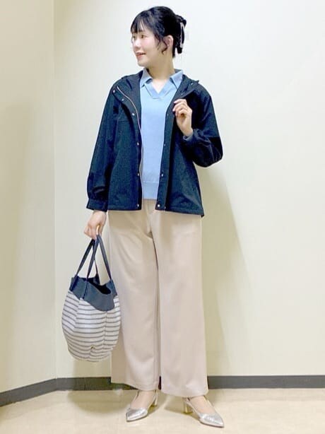 ブルー系のニット/セーター、ベージュ系のその他パンツ、ブルー系のブルゾンを着用したレディースの春コーディネートの8枚目の写真