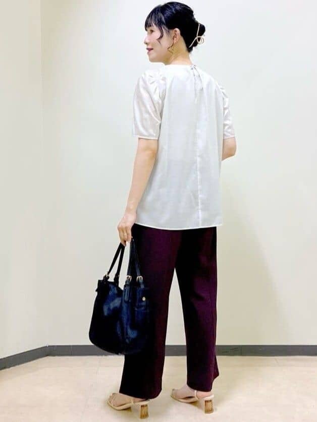 ブラック系のニット/セーター、ブラウン系のその他パンツ、ブラック系のトートバッグを着用したレディースの夏コーディネートの9枚目の写真