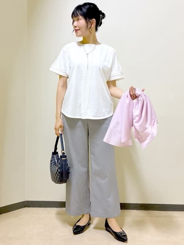 ピンク系のシャツ/ブラウス、ホワイト系のTシャツ/カットソー、グレー系のその他パンツを着用したレディースの夏コーディネートの10枚目の写真