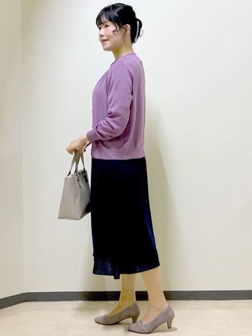 ピンク系のカーディガン/ボレロ、ブルー系のワンピース、ベージュ系のハンドバッグを着用したレディースの秋コーディネートの2枚目の写真