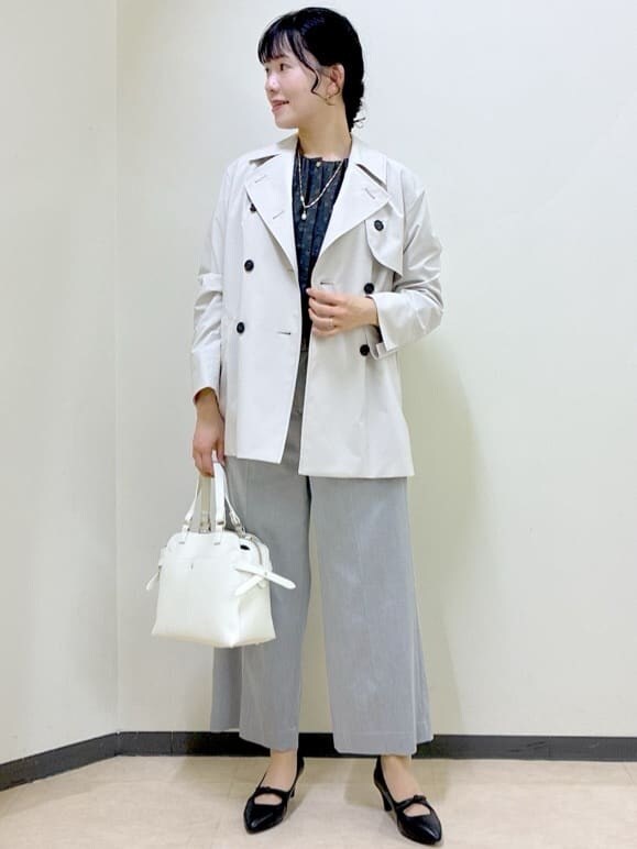 グレー系のシャツ/ブラウス、グレー系のその他パンツ、ベージュ系のテーラードジャケットを着用したレディースの春コーディネートの9枚目の写真