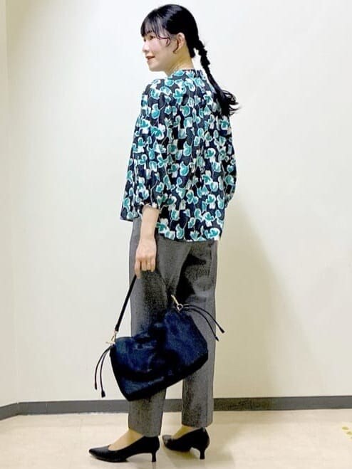 ブルー系のシャツ/ブラウス、ブラック系のその他パンツ、ブラック系のショルダーバッグを着用したレディースの冬コーディネートの4枚目の写真