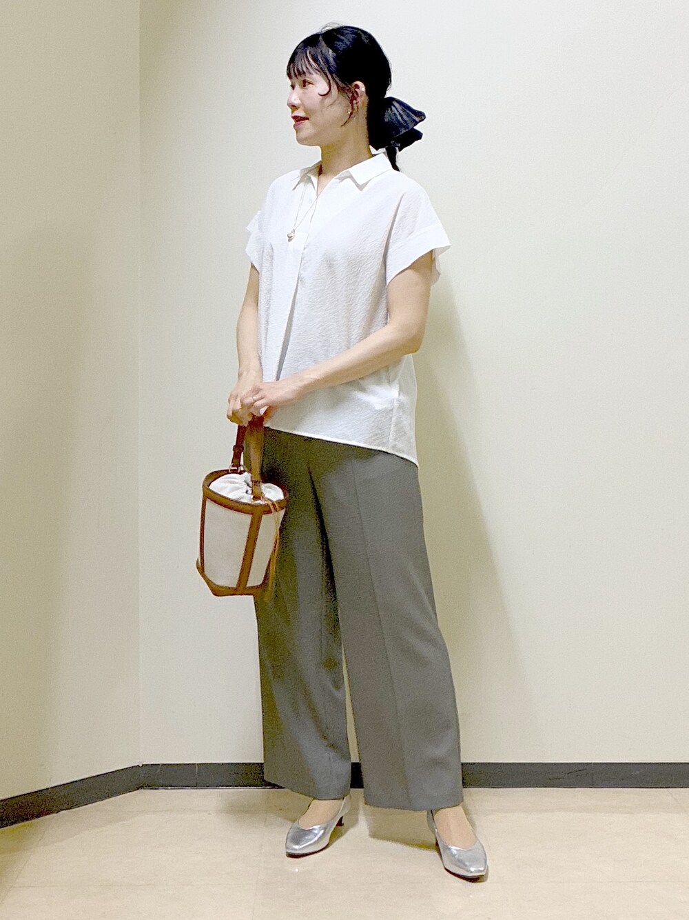 ホワイト系のシャツ/ブラウス、オレンジ系のカーディガン/ボレロ、ベージュ系のその他パンツを着用したレディースの春コーディネートの6枚目の写真