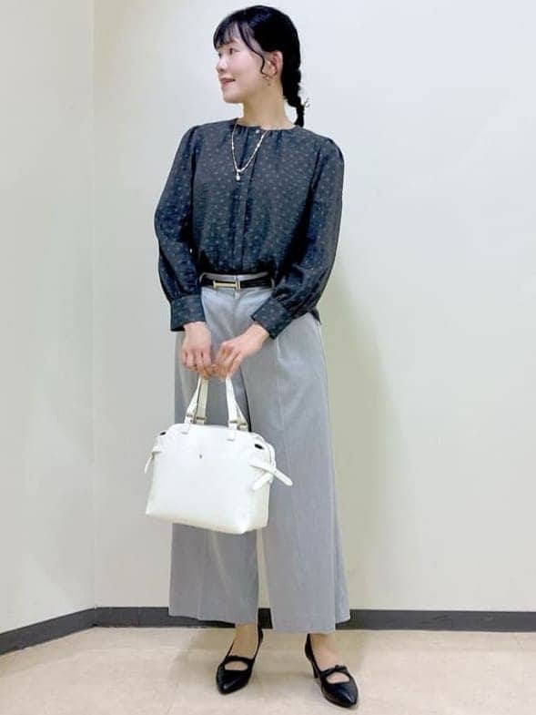 グレー系のシャツ/ブラウス、グレー系のその他パンツ、ベージュ系のテーラードジャケットを着用したレディースの春コーディネートの5枚目の写真