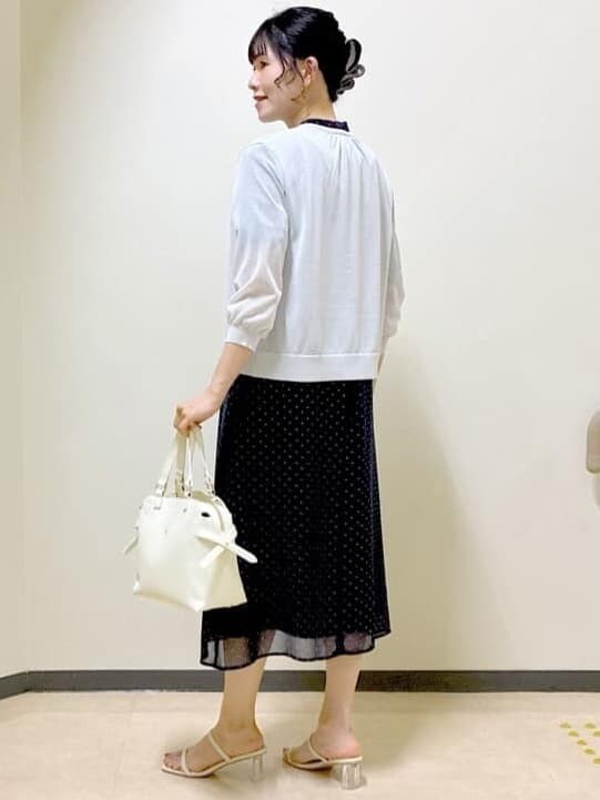 ブルー系のワンピース、グレー系のカーディガン/ボレロ、ホワイト系のトートバッグを着用したレディースの夏コーディネートの4枚目の写真