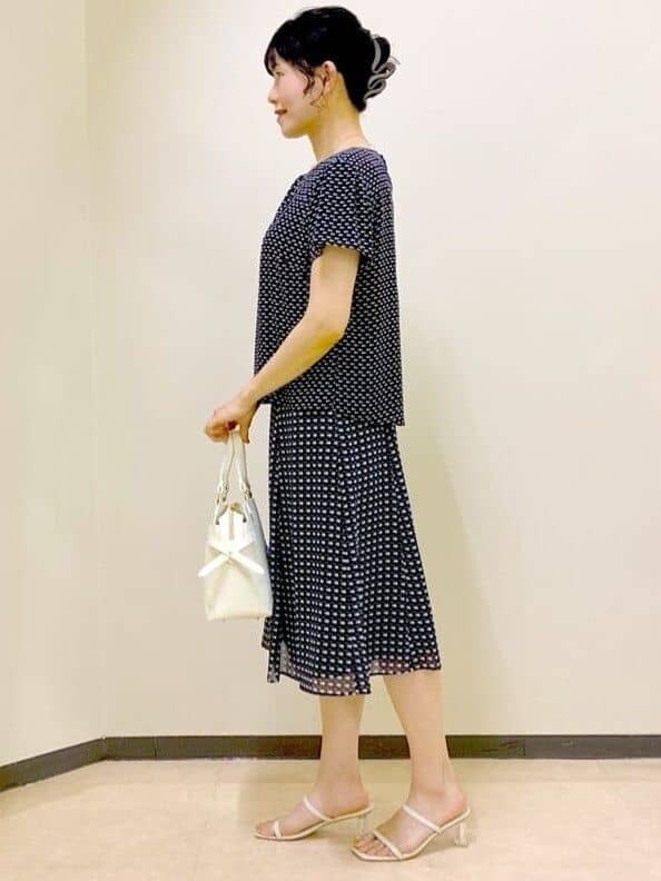 ブルー系のシャツ/ブラウス、ブルー系のスカート、ホワイト系のカーディガン/ボレロを着用したレディースの夏コーディネートの2枚目の写真