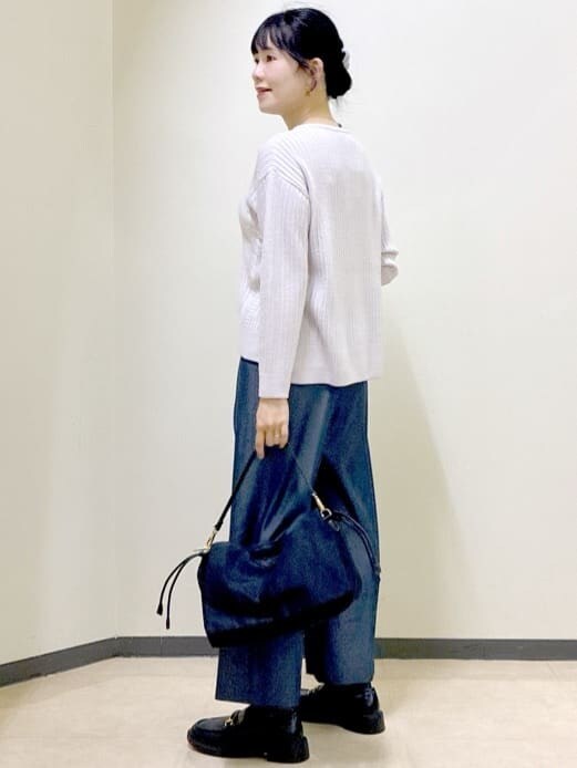 グレー系のニット/セーター、グリーン系のブルゾン、ブルー系のその他パンツを着用したレディースの冬コーディネートの4枚目の写真