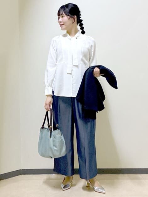 ホワイト系のシャツ/ブラウス、ブルー系のその他パンツ、ブルー系のカーディガン/ボレロを着用したレディースの冬コーディネートの7枚目の写真