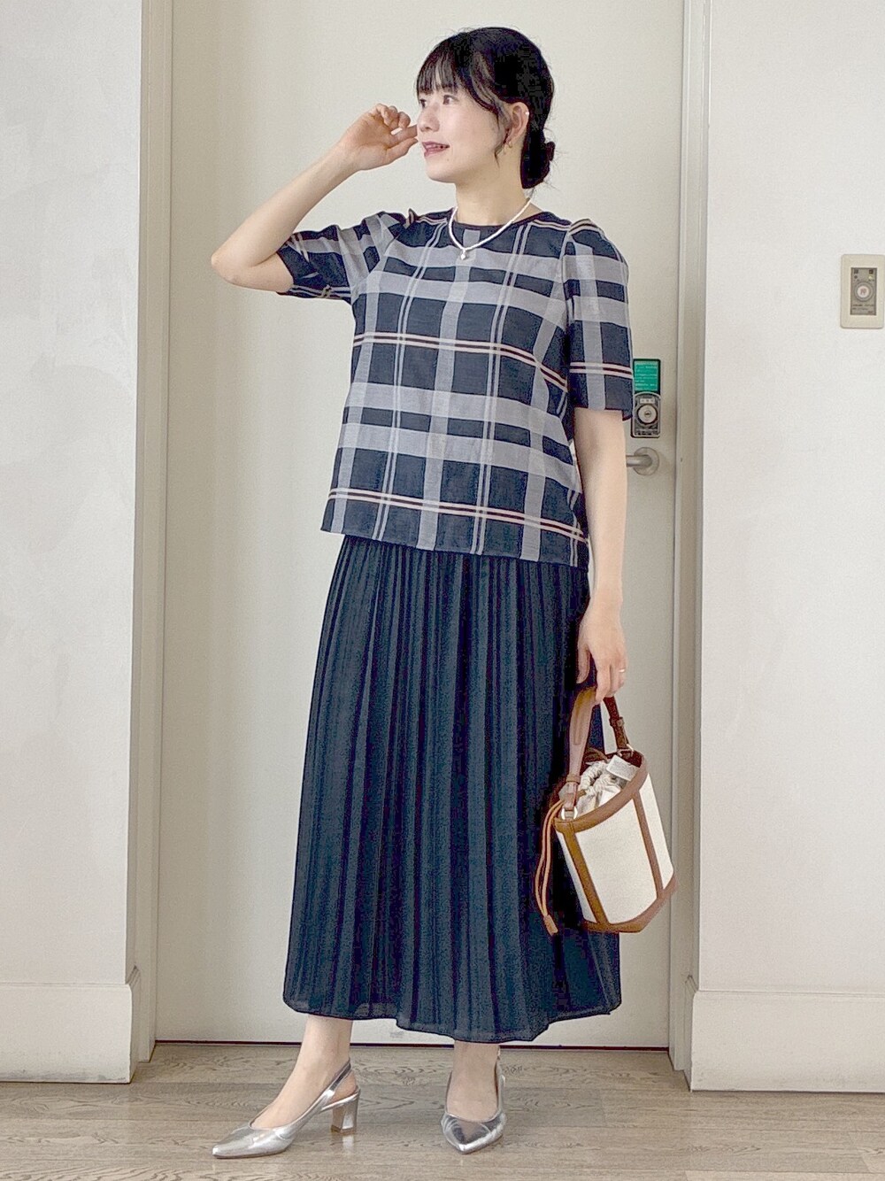 ブルー系のシャツ/ブラウス、ブルー系のスカート、イエロー系のショルダーバッグを着用したレディースの夏コーディネートの10枚目の写真
