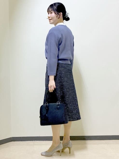 ブルー系のカーディガン/ボレロ、ホワイト系のシャツ/ブラウス、ブラック系のスカートを着用したレディースの冬コーディネートの4枚目の写真